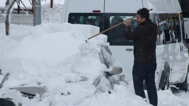 Bitlis'te 600 yerleşim yerinin yolu kardan kapalı