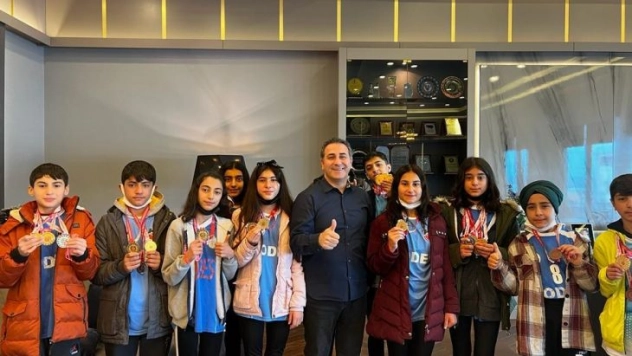 Bocce ve oryantirin branşında şampiyon öğrencilere ödül