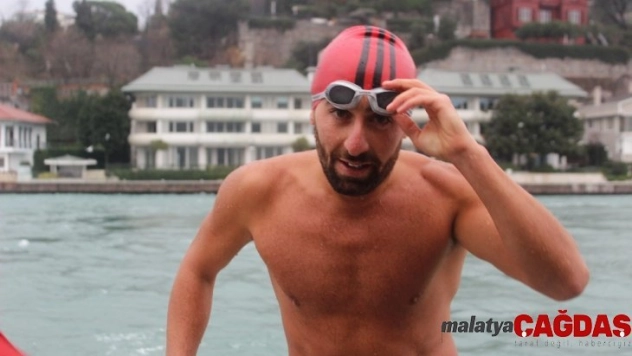 Boğazda farkındalık oluşturmak için yüzerken dev geminin altında kalıyordu