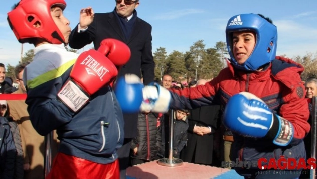 Boksun şampiyonları soğuk havada ringe çıktılar