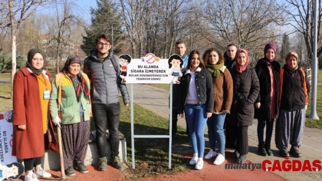 Bolu Belediyesi açık havada tütün kullanmaya karşı uyarıcı tabela astı