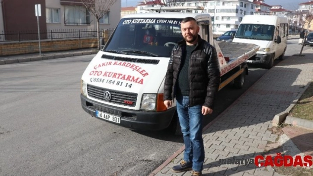 Bolu'da, akülü aracı bozulan engelliyi çekiciyle evine taşıdı