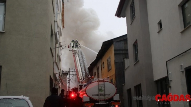 Bolu'da, çatı katında çıkan yangında ev kullanılamaz hale geldi