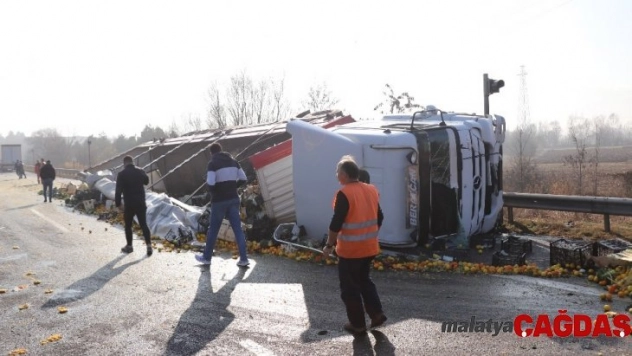 Bolu'da, devrilen tırdaki tonlarca sebze ve narenciye otoyola savruldu