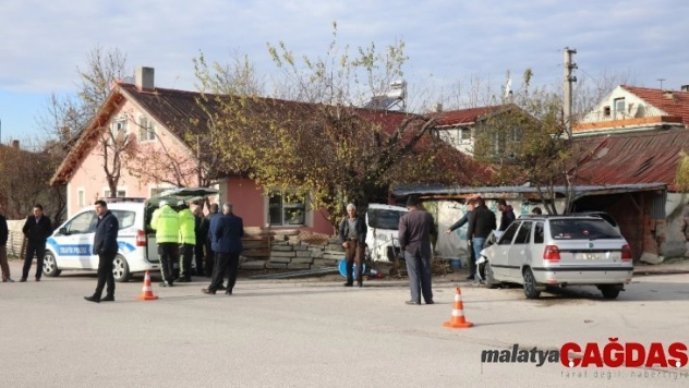 Bolu'da, kaza yapan hafif ticari araç evin bahçesine uçtu