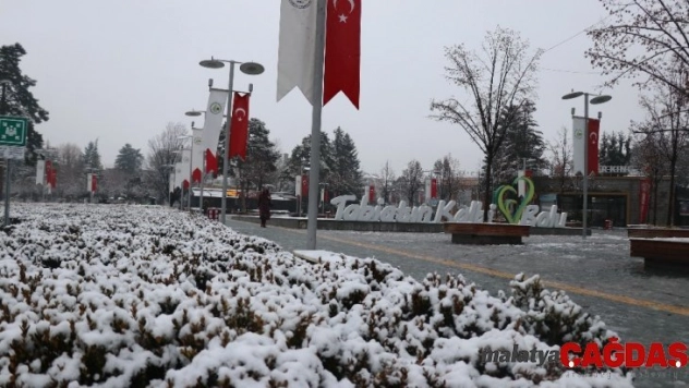Bolu Dağı'nda kar yağışı devam ediyor