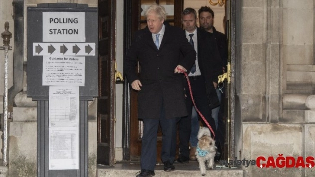 Boris Johnson, köpeğiyle sandık başında