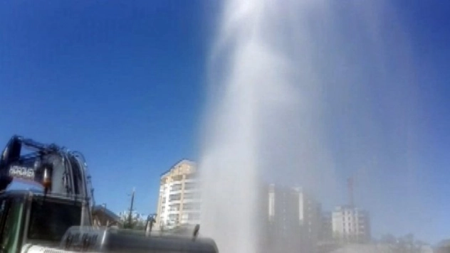 Boru patladı, su metrelerce yükseğe fışkırdı