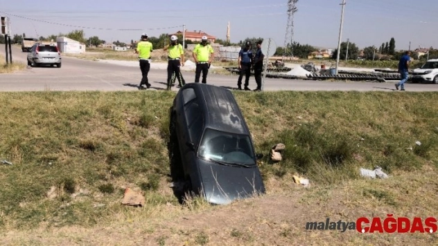 Boş sulama kanalına düşen otomobil korkuttu