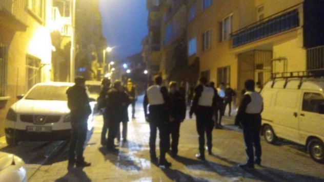 Boşanma aşamasındaki eşinin evini silahla bastı