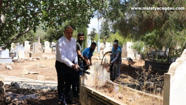 Bozova'da mezarlıkların bakımı yapıldı