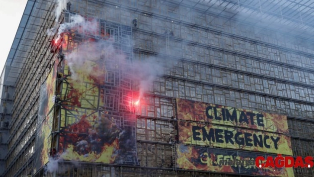Brüksel'de AB liderler zirvesinde meşaleli protesto