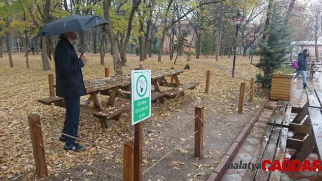 Bu kampüste sadece belirlenen noktalarda sigara içilebiliyor