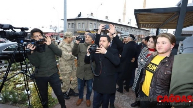 Bu kez Belediye Başkanı Arı, gazetecilerin fotoğrafını çekti