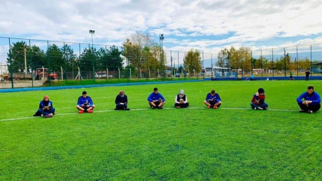 Bu kez sahada kitap okudular