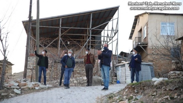 Bu köy, 3 ilin ortasında ama telefonlar çekmiyor, vatandaşlar yollara düşüyor