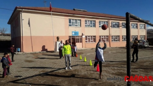 Bu köyde basketbol, kale direğinde oynanıyor