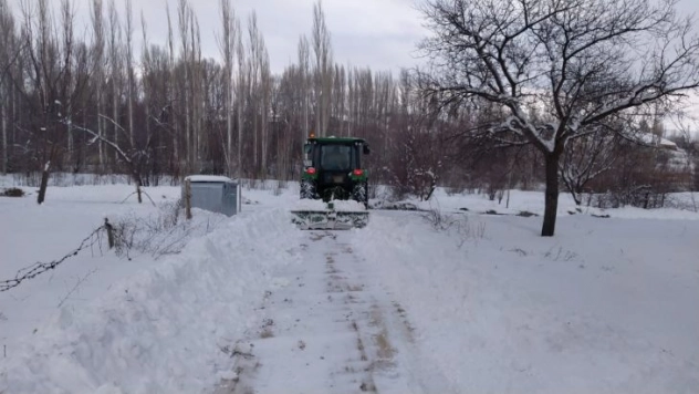 Bu muhtar kendi yolunu kendi açıyor