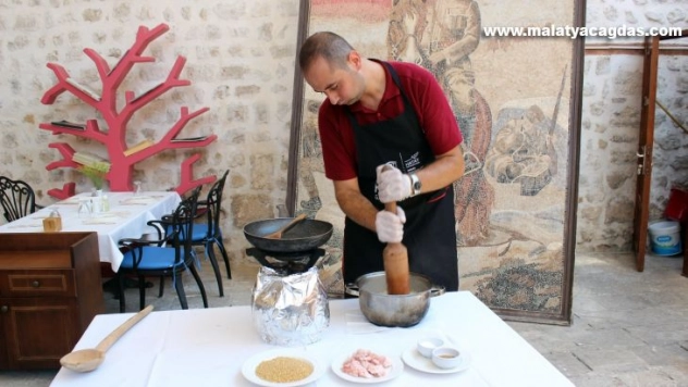 Bu yemek tokmakla dövülüyor