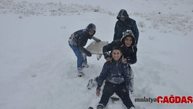 Bulanık'ta kar, büyükler için çile küçükler için eğlence oldu