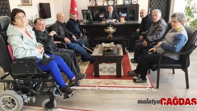 Burhaniye'de engellilerden Kaymakam Öner'e teşekkür plaketi