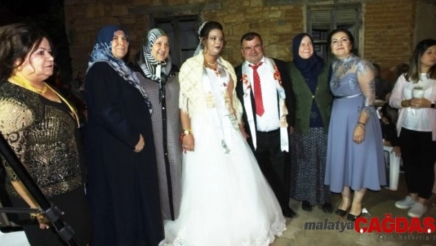 Burhaniye'de Faslı Meryem'e köy düğünü