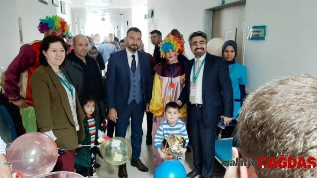 Burhaniye'de üniversiteli gençler hastanede yatan çocuklarla buluştu