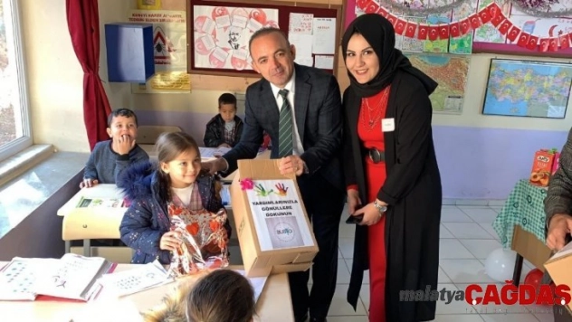 Burhaniye'de üniversiteli gençler köy okullarına umut oldu