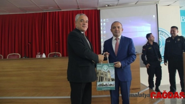 Burhaniye'de üniversiteliler kamu yöneticileri ile buluştu