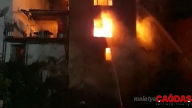 Bursa'da 3 katlı bina alev alev yandı