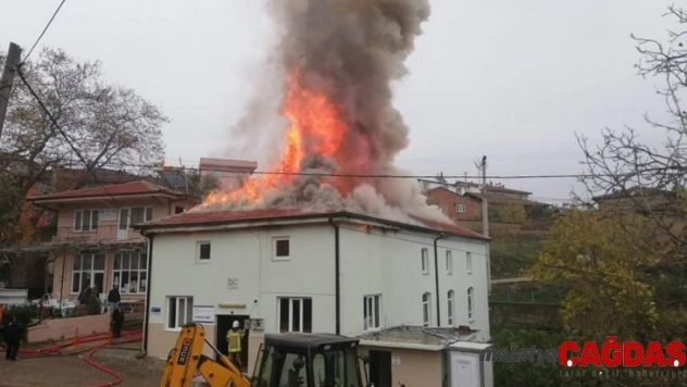 Bursa'da bir caminin çatısı alev alev yandı