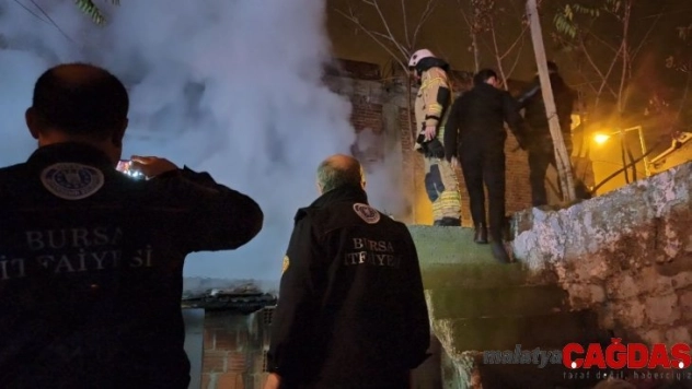 Bursa'da çöp dolu metruk binada korkutan yangın