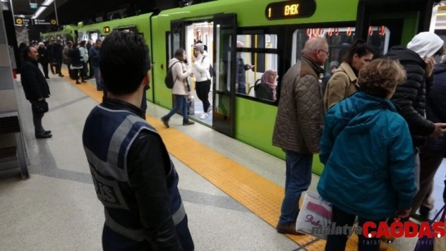 Bursa polisinden metro istasyonlarında denetim