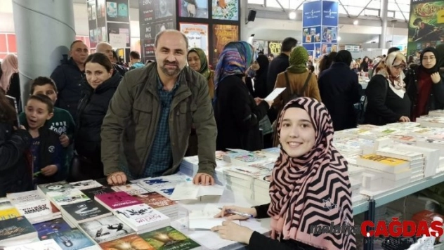 Bursalı yazar 'Küçük Anne' Tuğçe Çakır imza gününde takipçileriyle buluştu