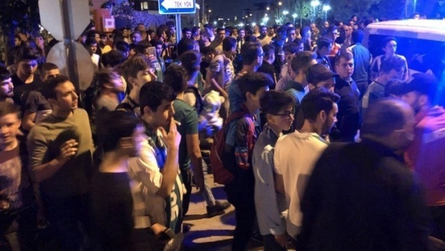 Bursaspor taraftarı kulüp tesisleri önünde