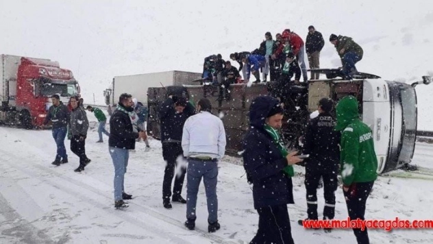 Bursaspor taraftarını taşıyan otobüs devrildi: 2 yaralı