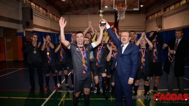 BUÜ Halı Saha Turnuvası'nda 'Tsunami' esti