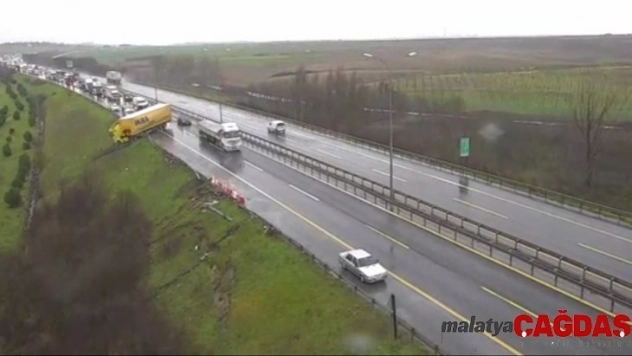 Büyükçekmece TEM Otoyolu'nda bariyerlere çarpan tır, toprak alana çıktı. Olay yerine polis ve itfaiye ekipleri gönderildi. Ekiplerin çalışmaları devam ediyor