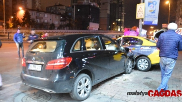 Büyükdere Caddesinde taksi ile ticari araç çarpıştı: 3 yaralı