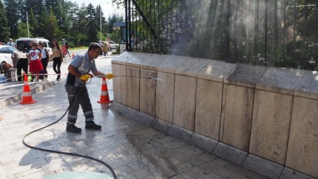 Büyükşehir'den Anıtkabir temizliği
