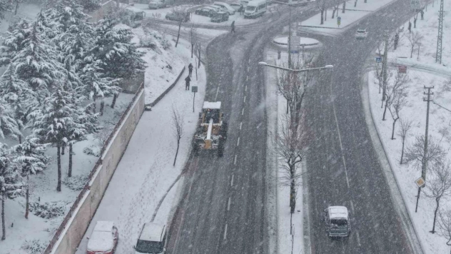 Büyükşehir'den kar yağışı sonrası arterlere anında müdahale