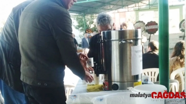 Büyükşehir'den mezarlıklara gelen vatandaşlara çay ikramı