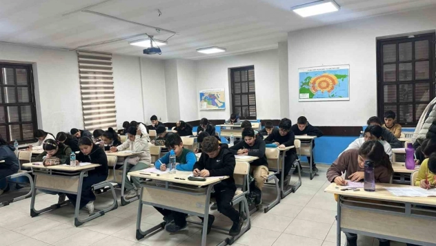 Deneme sınavına bin 350 öğrenci katıldı