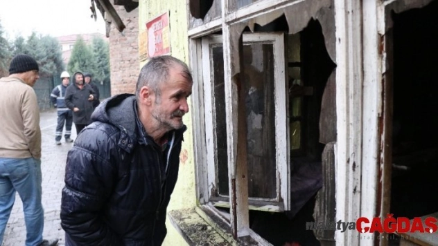 Büyükşehir ekipleri, evi yanan vatandaşın yardımına koştu