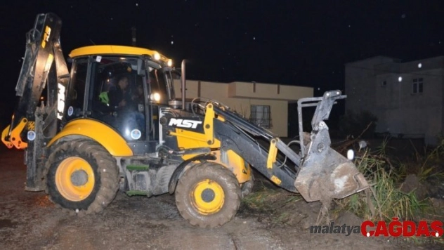 Büyükşehir ekipleri, Tarsus'a bağlı mahallelerde de su tahliyesi yaptı