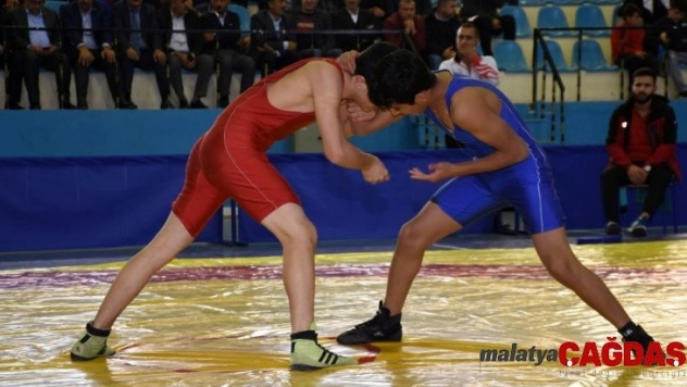 Büyükşehir güreş takımı işi sıkı tutuyor