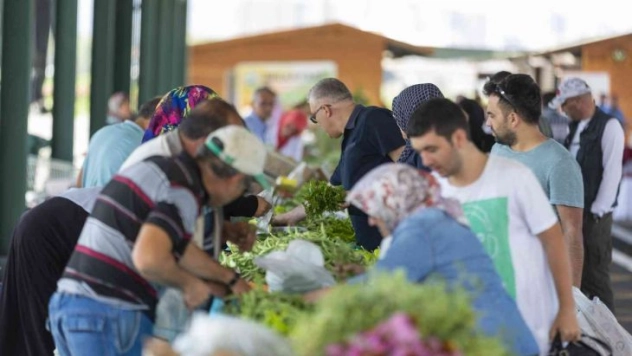 Büyükşehir'in 'doğal ürünler bahçesi pazarı' açıldı