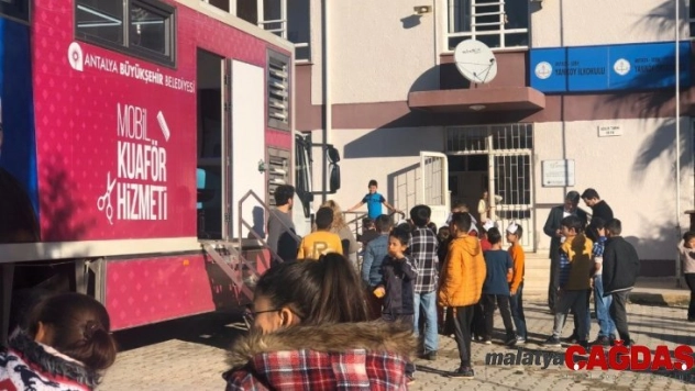 Büyükşehir'in Mobil Kuaför Tırı ilçeleri geziyor