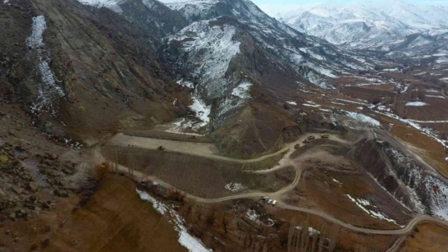 Büyükşehir kar kış demeden gölet yapımına devam ediyor