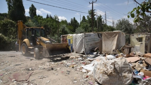 Büyükşehir zabıtası atıkla mücadelesini sürdürüyor